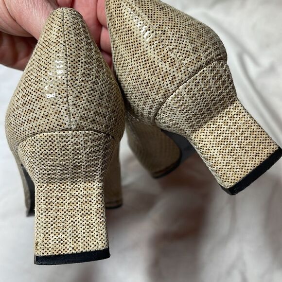 Stuart Weitzman Vintage Gold/Cream Heels. Size 9. - Picture 5 of 7